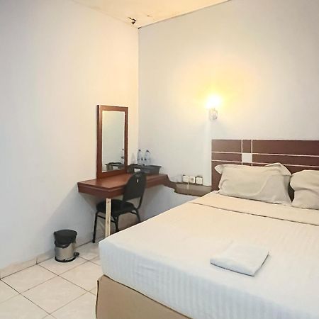 Urbanview Trisula Hotel Makassar Exterior photo