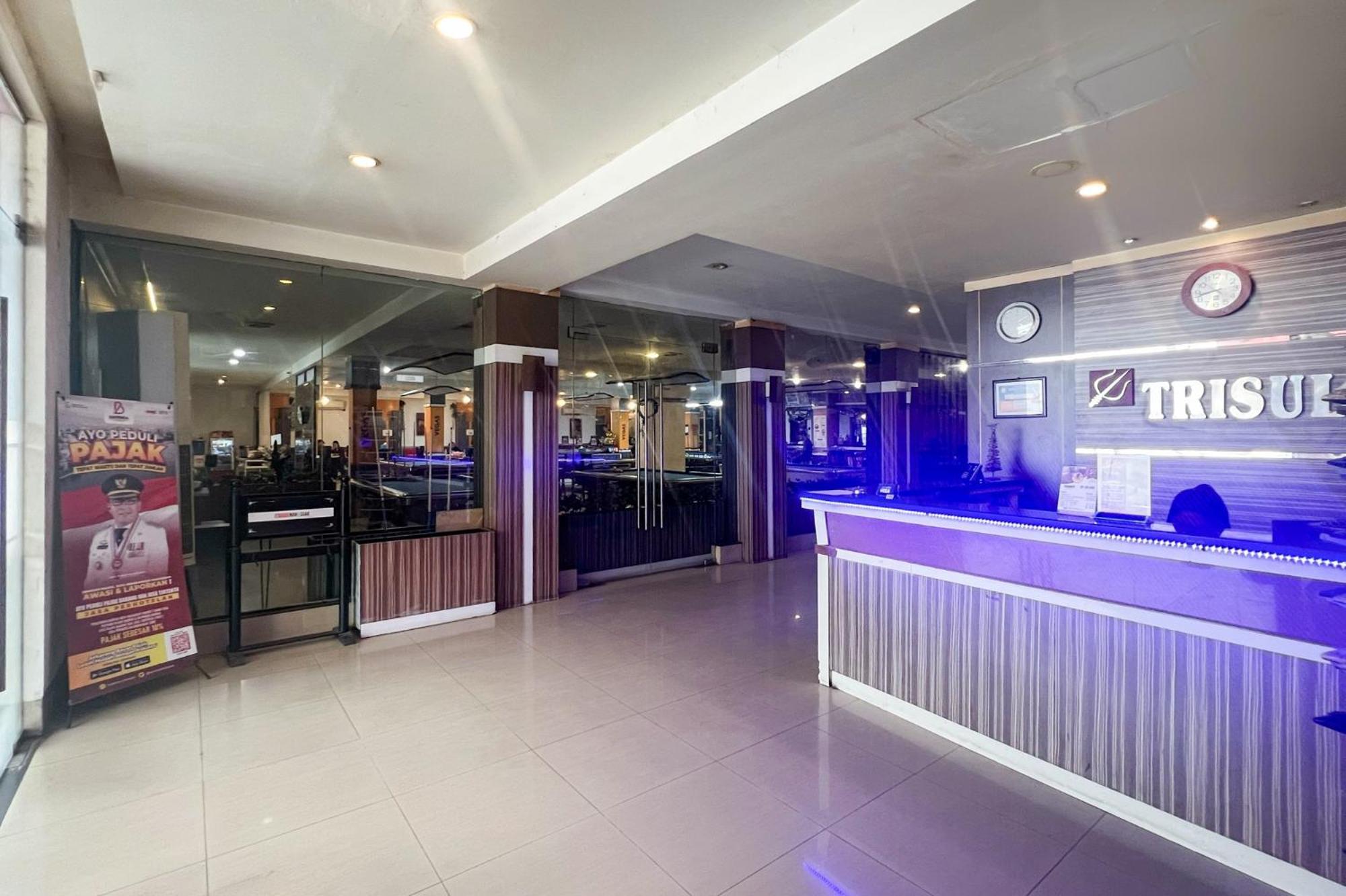 Urbanview Trisula Hotel Makassar Exterior photo