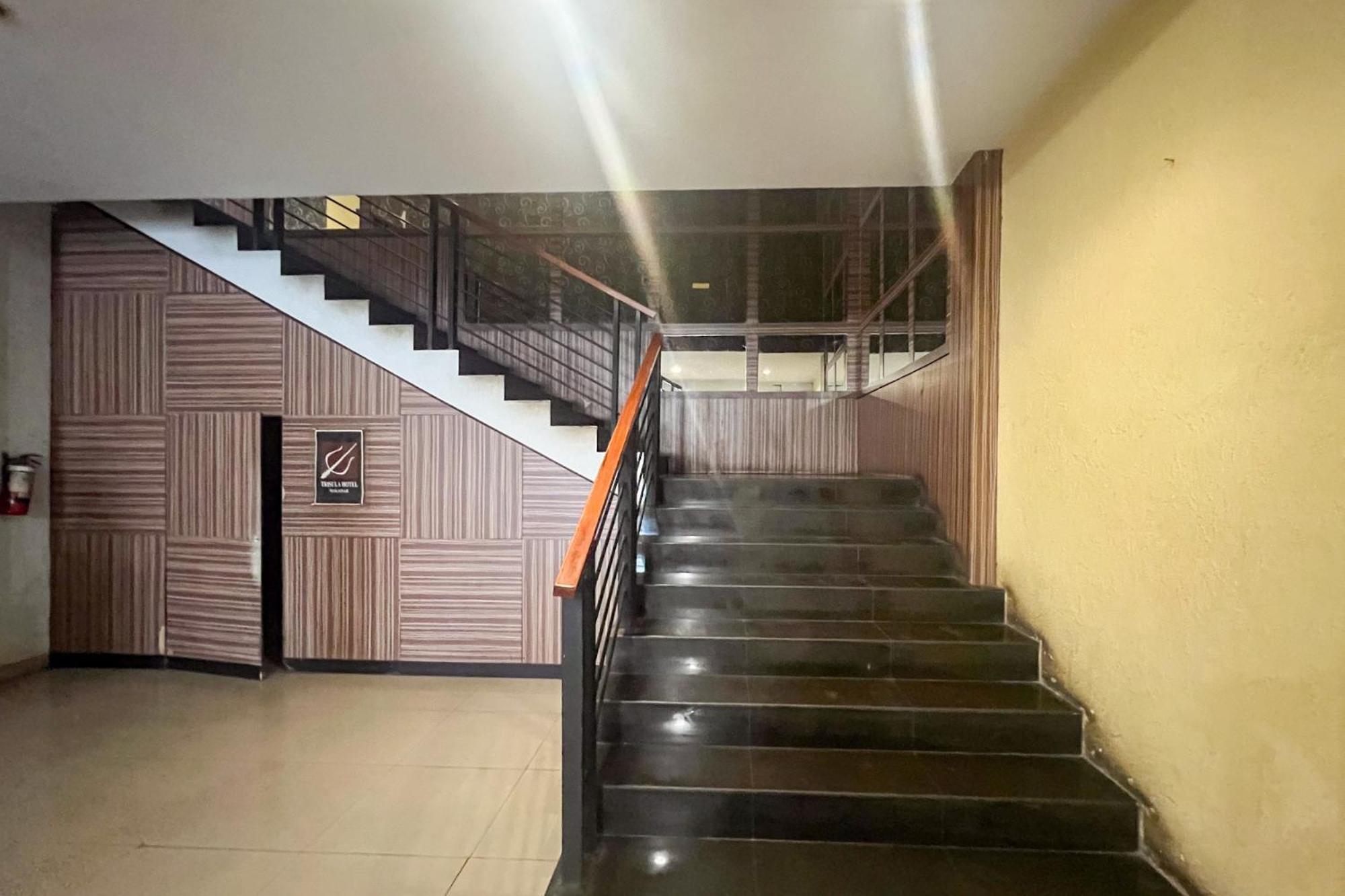 Urbanview Trisula Hotel Makassar Exterior photo